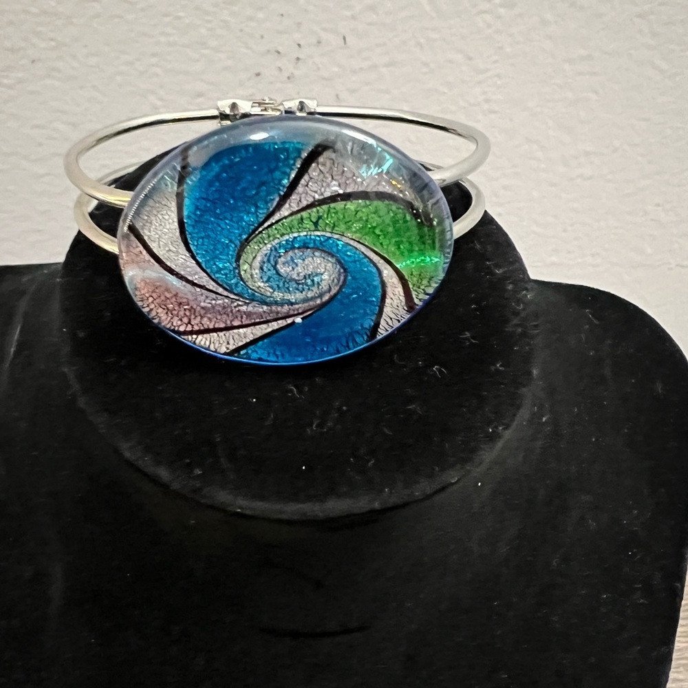 Elegant Silvertone clamper bracelet with green and Blue Glass swirl pattern - Picture 3 of 6